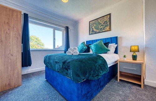 Bloxwich House | K Suites - Lovely Central3 bed House w/ free parking