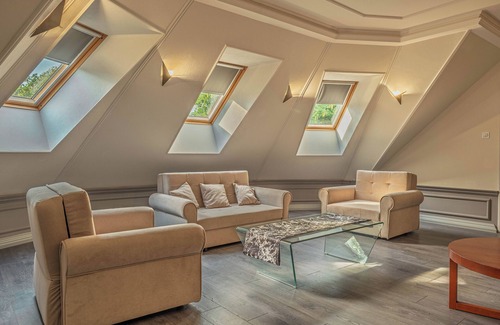 Nana House | Kaštieľ Nána spacious 6-bedroom chateau in charming Nana with AC