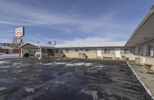 Frontier House | KABINO: Fossil Butte Motel #11 King A/C Mini Fridge Microwave Cable Wifi