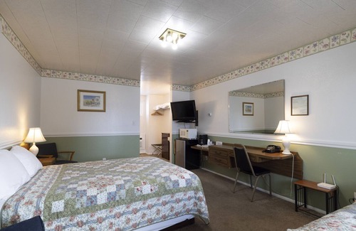 Frontier House | KABINO: Fossil Butte Motel #11 King A/C Mini Fridge Microwave Cable Wifi