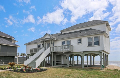 Sands Of Kahala Beach House | Kahala Beachfront - Vaulted Ceilings, Amazing Views, Expansive Ground Level!