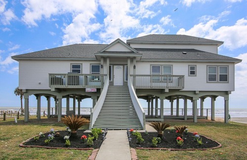Sands Of Kahala Beach House | Kahala Beachfront - Vaulted Ceilings, Amazing Views, Expansive Ground Level!