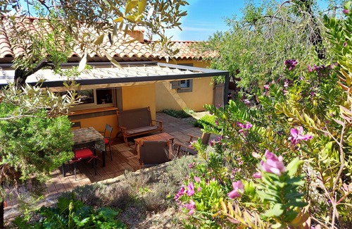 Saint-Cyr-sur-Mer Cottage | kaï-nou in the heart of a pine forest sleeps 4. 2 shower rooms. 2 WCs.