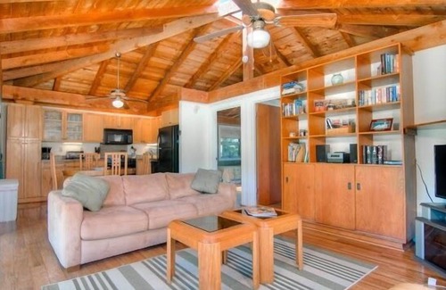 Kailua Cottage | Kailua Palms Guest House with Pool and Views! Parking and wi-fi included