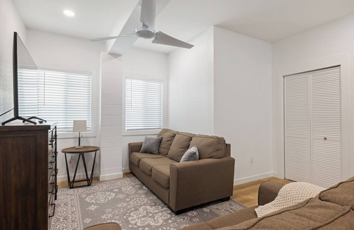 Punaluu House | Kalae Villas ~5 min walk to Beach, A/C, New Remodel