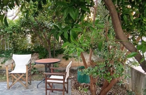 Nafplion City Centre Apartment | Kamellia, semi-basement sweet home
