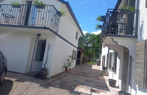Jurdani House | Kameni Biser Abalon