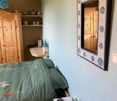 Wommersom Bed & Breakfast | Kamer in een Strobalen huis