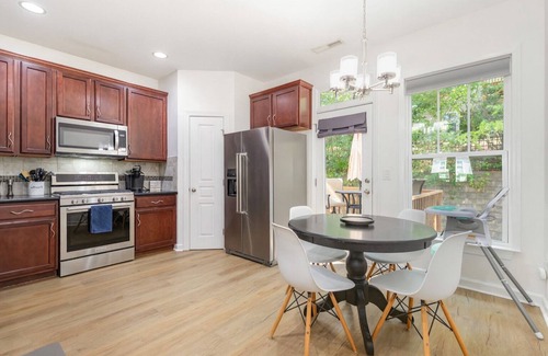 Umstead House | Kamp Koral - Walk to Umstead; 5 Mi. to Airport; Lenovo Center; 2 Kings; Quiet