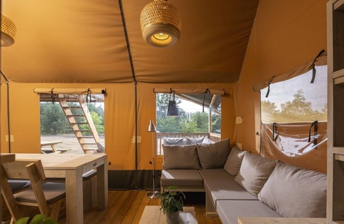 Wilsum Cabin | Kamperen Maar met de Luxe van Thuis? Verblijf in een Safaritent Voor 7 Personen bij Wilsumer Berge