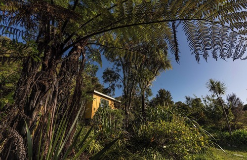 Collingwood Cabin | Kanuka Cabin - Ao Marama Retreat - Stunning Bush setting and Ocean Views