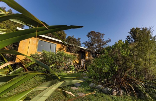 Collingwood Cabin | Kanuka Cabin - Ao Marama Retreat - Stunning Bush setting and Ocean Views