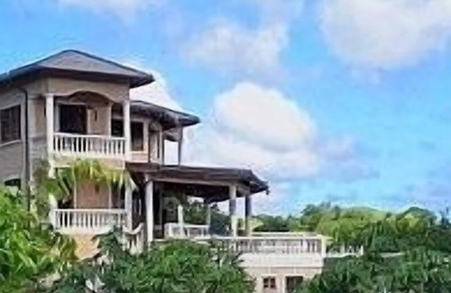 Plymouth Villa | Kapinjala With Jacuzzi, Infinity Pool And Panoramic Rain Forest and Sea Views