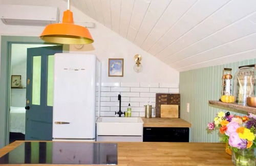 Kingston Cottage | Kapitan’s cottage : Rustic, Private & steeped in Nature. Salt Pool Open Pets OK