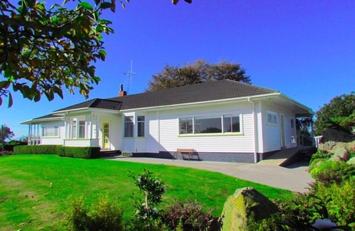 Maungatautari Cottage | Karapiro Family Cottage, 1 of 3 in a country garden bordering a native reserve