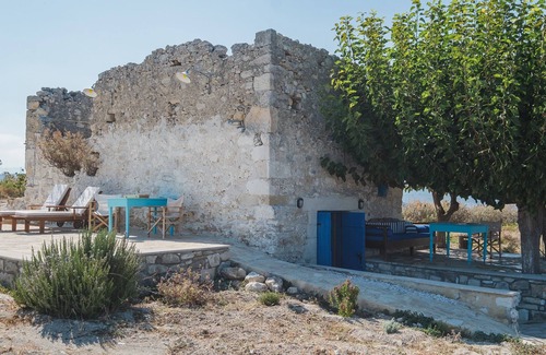 Kalyves Apartment | Karavos View - A unique artists' hideaway Paradise
