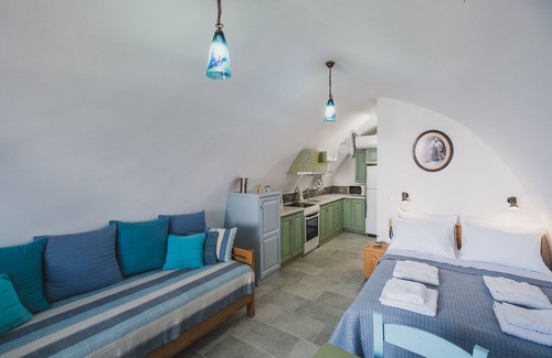 Kalyves House | Karavos View - A unique artists' hideaway Paradise