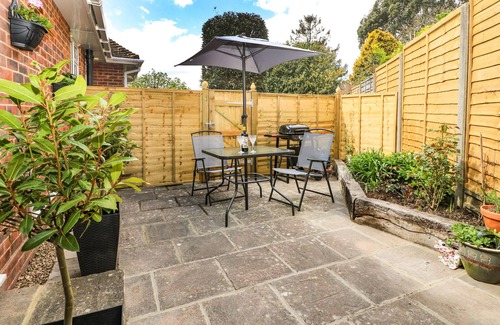 Worthing Cottage | KARIBU, romantic, with a garden in High Salvington
