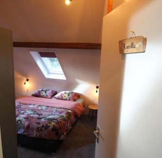Lutten Apartment | Karin's kruidenhoeve B&B kamer Kamille met Finse sauna