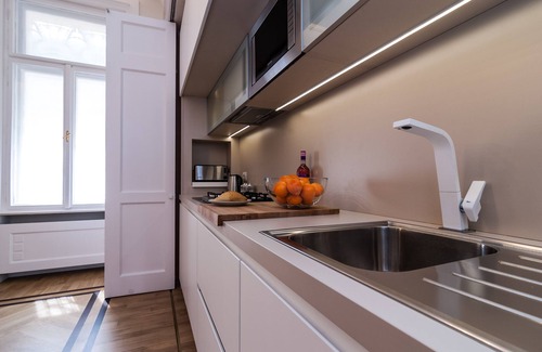 Inner City Budapest Apartment | Karoly Premium Deco Suite, WiFi, AC, 2 BR, 2 BA in the Downtown