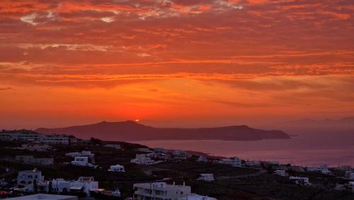 Pyrgos Villa | Karpimo North - Sunset view - Private Jacuzzi - up to 4pp