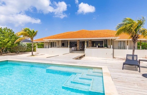 St. Marie Villa | Kas di Soño | Pool & Jacuzzi | Private Beach