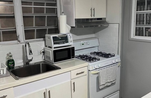 Martin Gonzalez House | Kasa Metropolios 4-bedroom house w AC, WiFi, 2 car garage 7 minutes from airport