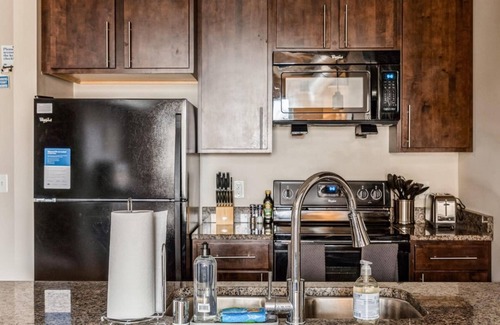 Westown Apartment | Kasa Relax With the Family in Westown Neighborhood Milwaukee