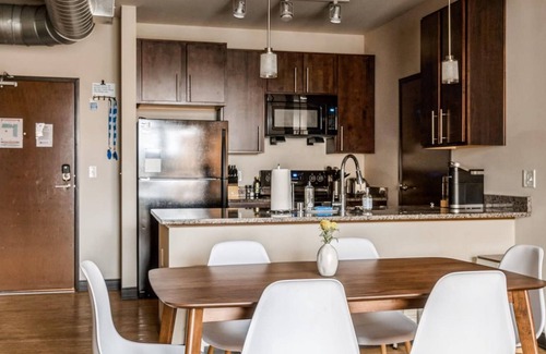 Westown Apartment | Kasa Relax With the Family in Westown Neighborhood Milwaukee