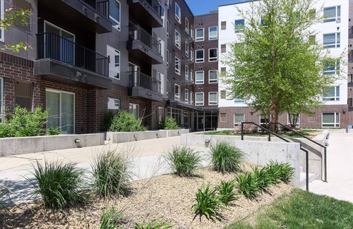 Prospect Park Apartment | Kasa | Steps to Campus, Roof Top Deck + Gym | Minneapolis