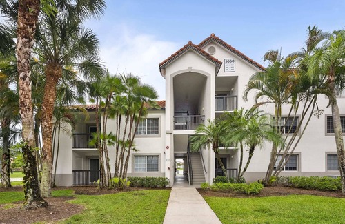 Delray Beach Apartment | Kasa | Sunny 2 BD + Pool Access | Delray Beach