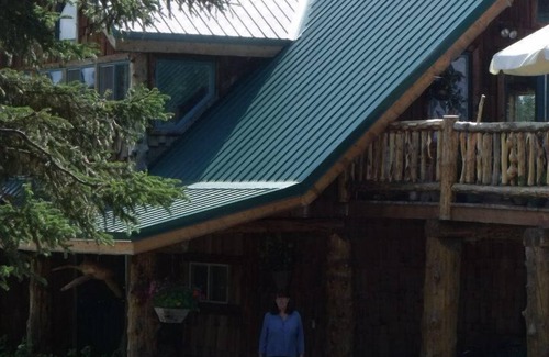 Cohoe Bed & Breakfast | Kasilof Log Accent Bed & Breakfast with Mountain View