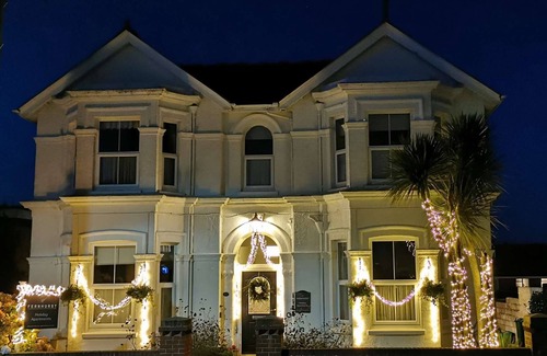 Shanklin Apartment | Katharine Apartment close to all amenities and beach