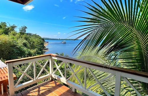 Roatan House | Kathathu del Mar: oceanfront 2 bedroom house with AC, WiFi, hot tub and pool.