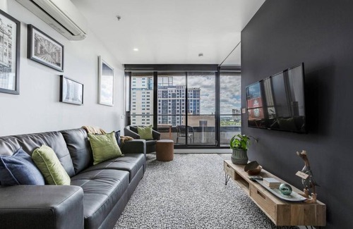 Melbourne Central Business District Apartment | Katherine Place - Modern and Central Balcony Pad