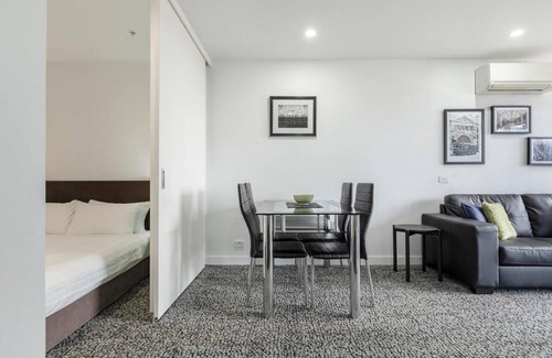 Melbourne Central Business District Apartment | Katherine Place - Modern and Central Balcony Pad