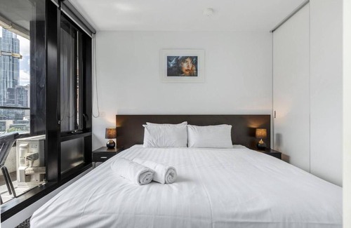 Melbourne Central Business District Apartment | Katherine Place - Modern and Central Balcony Pad