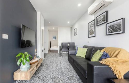 Melbourne Central Business District Apartment | Katherine Place - Modern and Central Balcony Pad