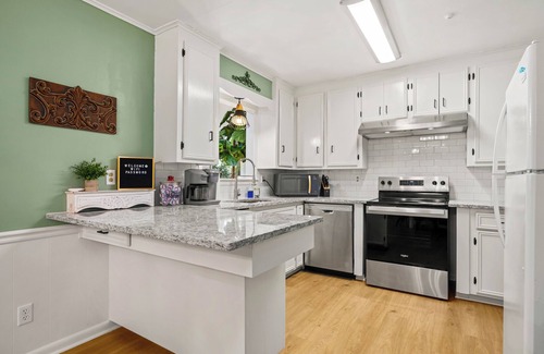Pineville House | Katie's Place-Newly Renovated-Workspace-Pet Friendly-Family Games