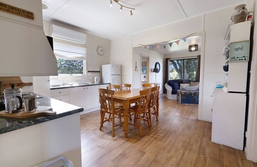 Paynesville House | Katisha Cottage: Lovely home with cosy country-style furnishings & fireplace