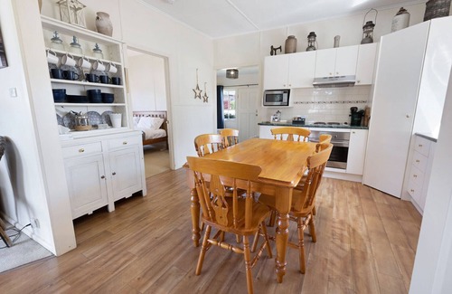 Paynesville House | Katisha Cottage: Lovely home with cosy country-style furnishings & fireplace