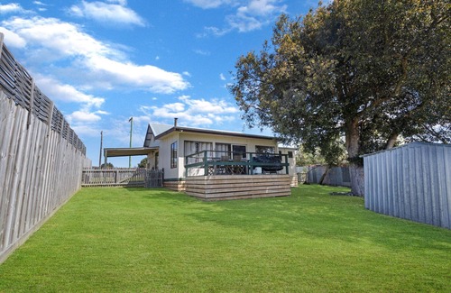 Paynesville House | Katisha Cottage: Lovely home with cosy country-style furnishings & fireplace
