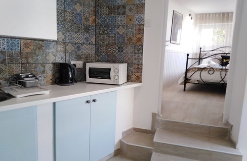 Old Town Apartment | Katsikantaris City Center Home with AC+ Balcony #7