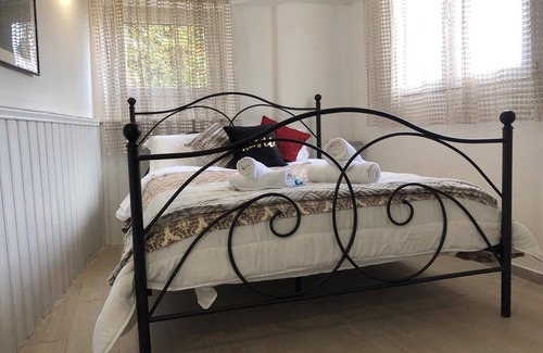 Old Town Apartment | Katsikantaris City Center Home with AC+ Balcony #7