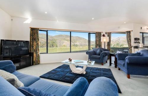 Lowburn House | Kawarau Bay View - Cromwell Holiday Home