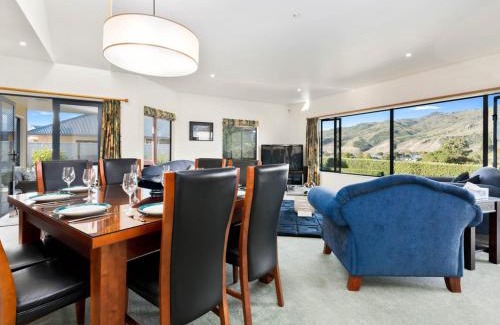 Lowburn House | Kawarau Bay View - Cromwell Holiday Home
