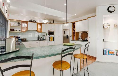 Lowburn House | Kawarau Bay View - Cromwell Holiday Home