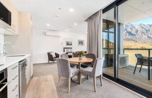 Frankton Apartment | Kawarau View - Close to airport, shopping, cafes & bars.