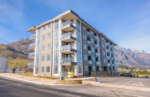 Frankton Apartment | Kawarau View - Close to airport, shopping, cafes & bars.