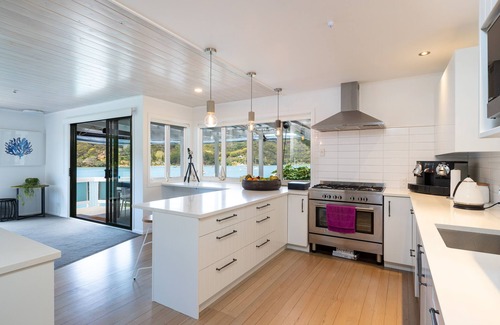 Kawau Island Resort | Kawau Lodge - Kotuku Master Suite plus 3 bedrooms